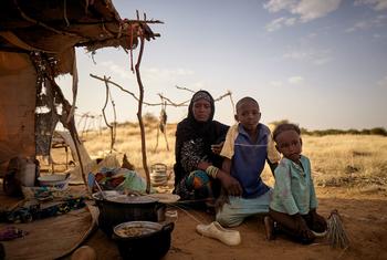 Une famille déplacée devant sa tente dans un camp de fortune à Bagoundié, au Mali.